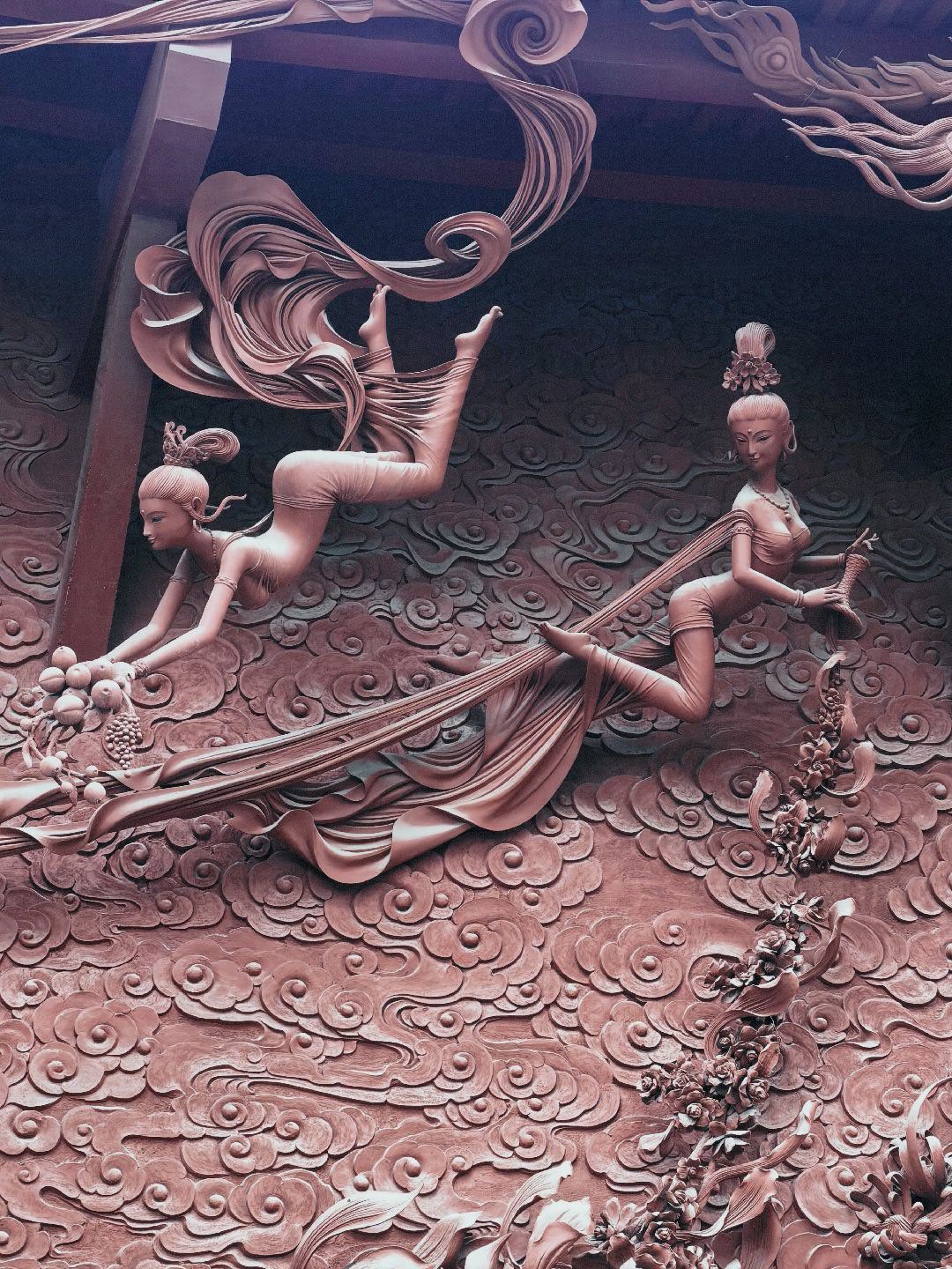 四川这个地方的底色我觉得是任侠，和修仙。一边是“十步杀一人，千里不留行”，一边求
