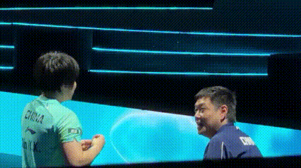 看coco这笑容，和满头黑发，还有那有型的发型，真应该把他调去带男队[偷笑][偷