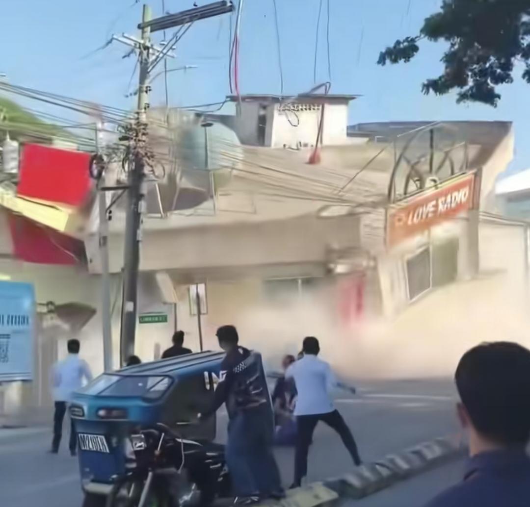 7.9级地震，震源深度40千米。美国地震调查局报的是7.8级，量级差零点一，但并