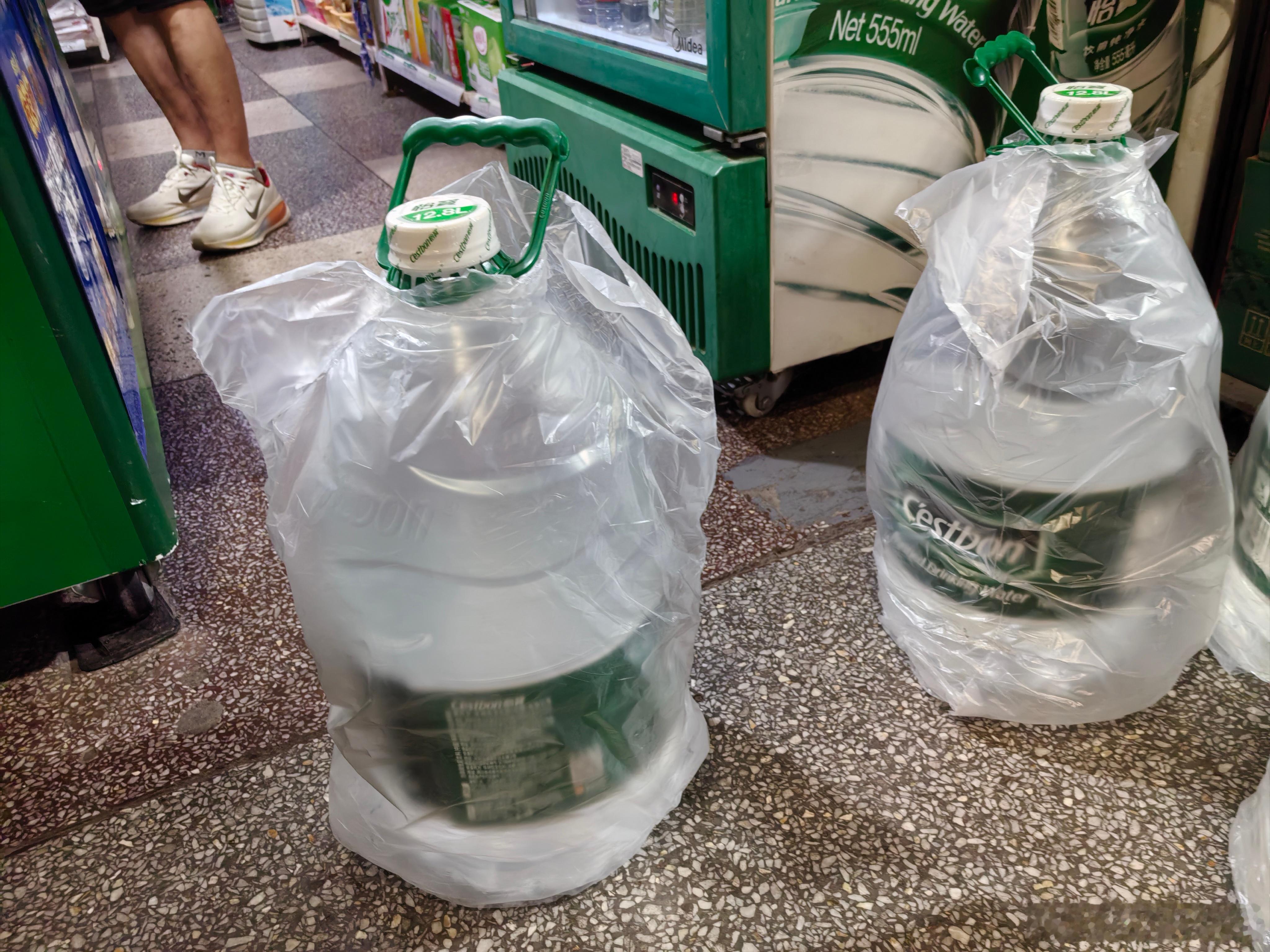 中午做了会拉伸，又用昨晚在楼下买的两桶水当哑铃训练，家里的三组哑铃重量有点跟不上