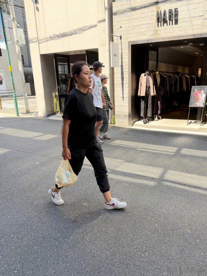 偶遇李嘉格与男友牵手逛街 网友分9月享李嘉格与男友大阪约会照！牵手漫步街头恩爱十