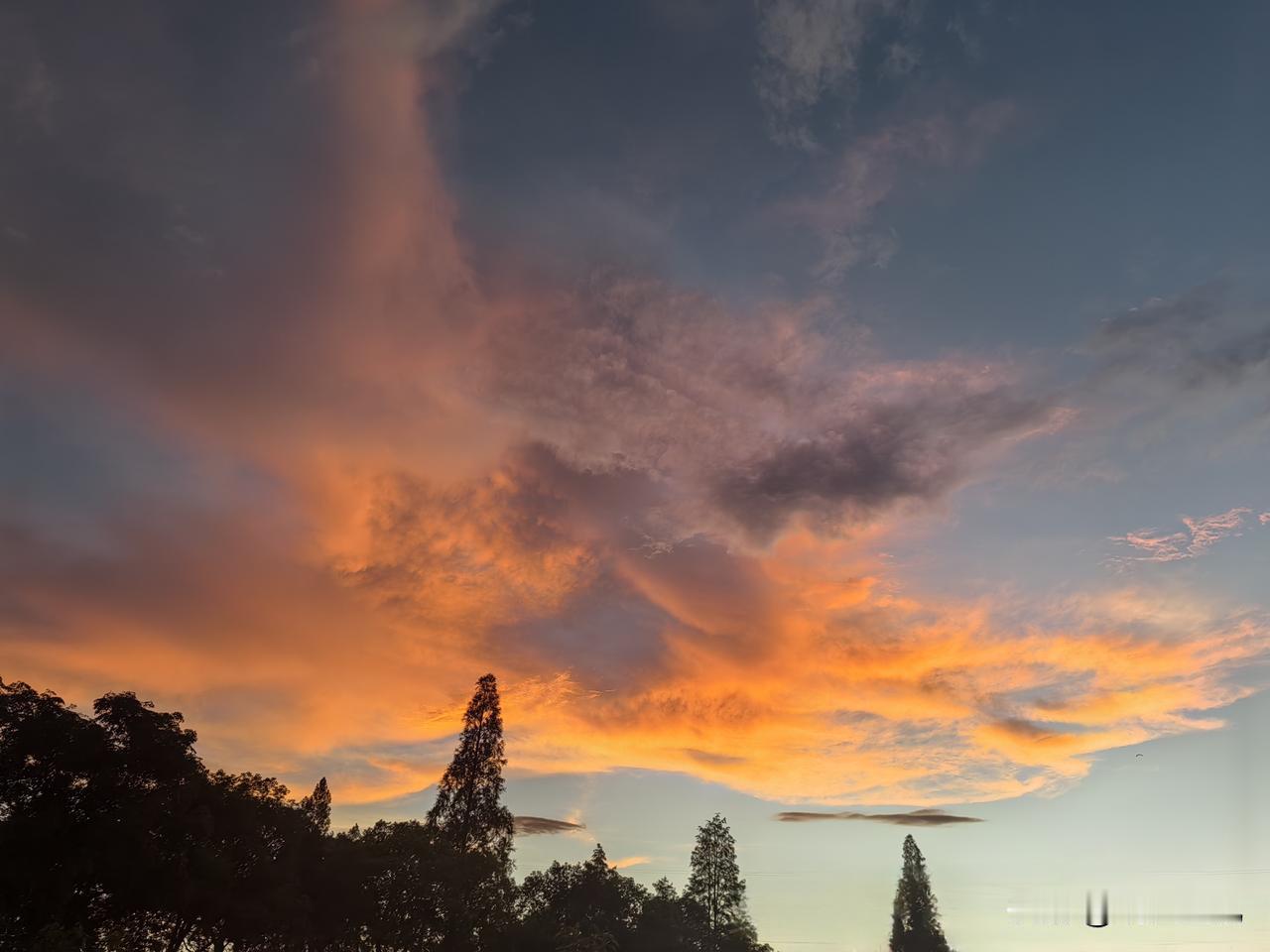 这里的天空真调皮[大笑]变化多端，变幻莫测，瞬息万变，不知究竟是想干什么呀[大笑