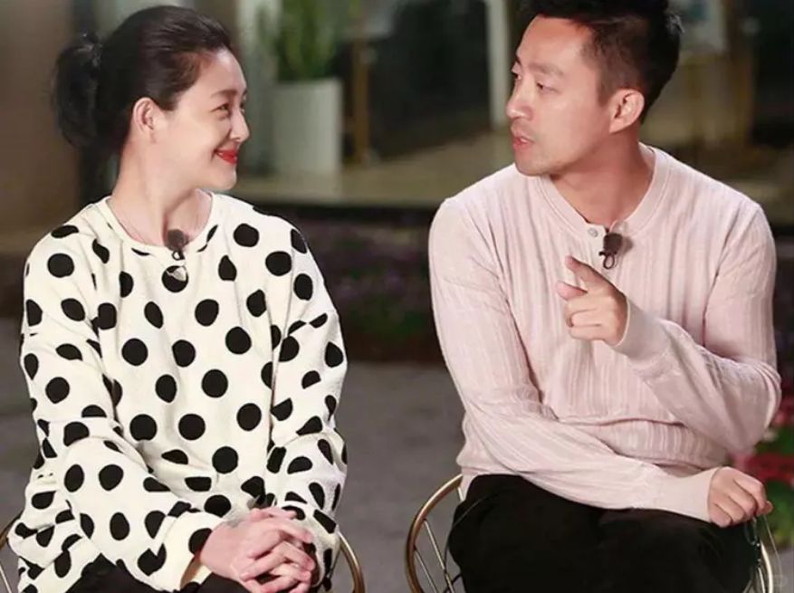 2月21日，汪小菲带着女友与女儿汪希玥一起现身滑冰场，虽然汪小菲与新女友还没有步...