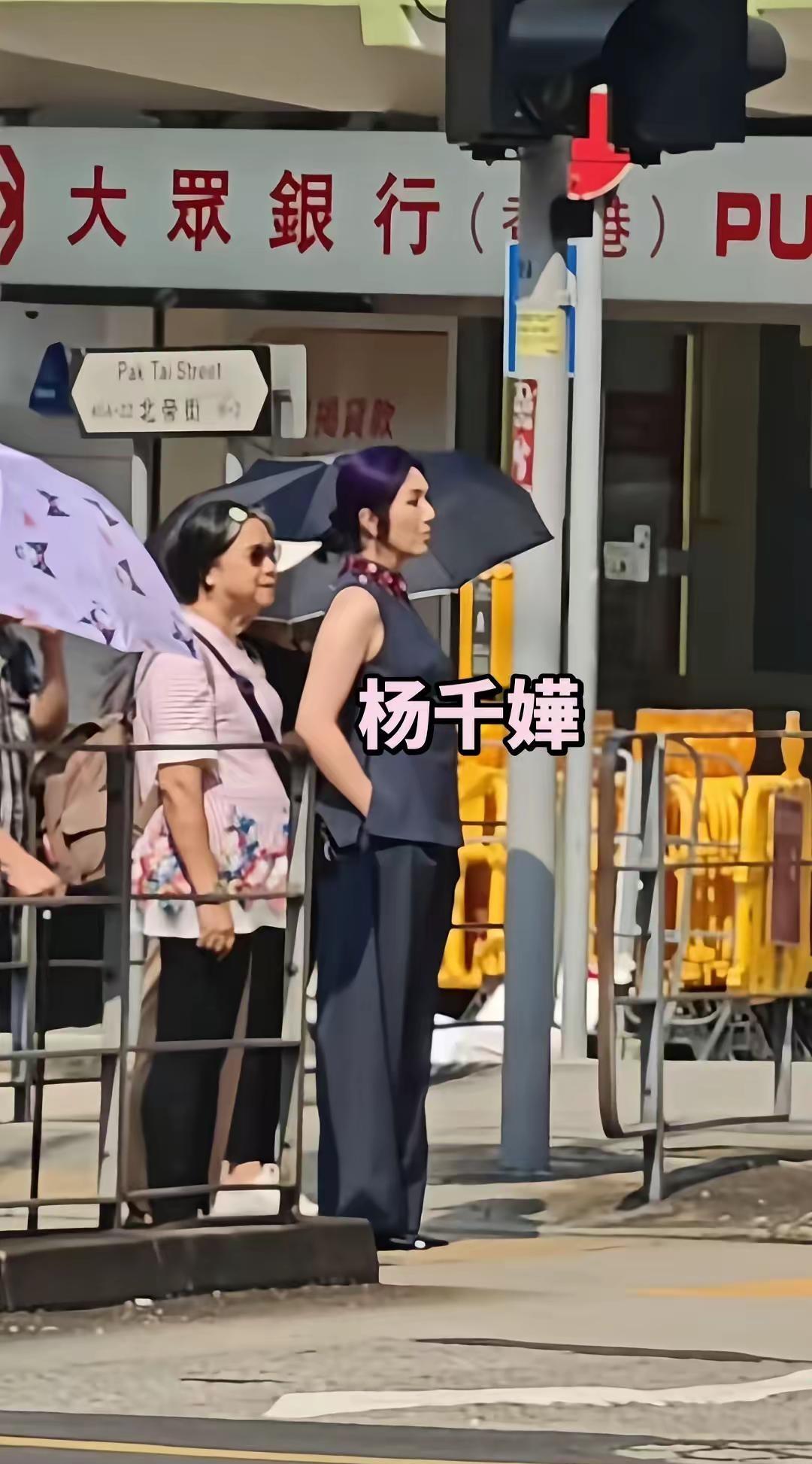 在香港铜锣湾街头遇见杨千嬅在等红绿灯