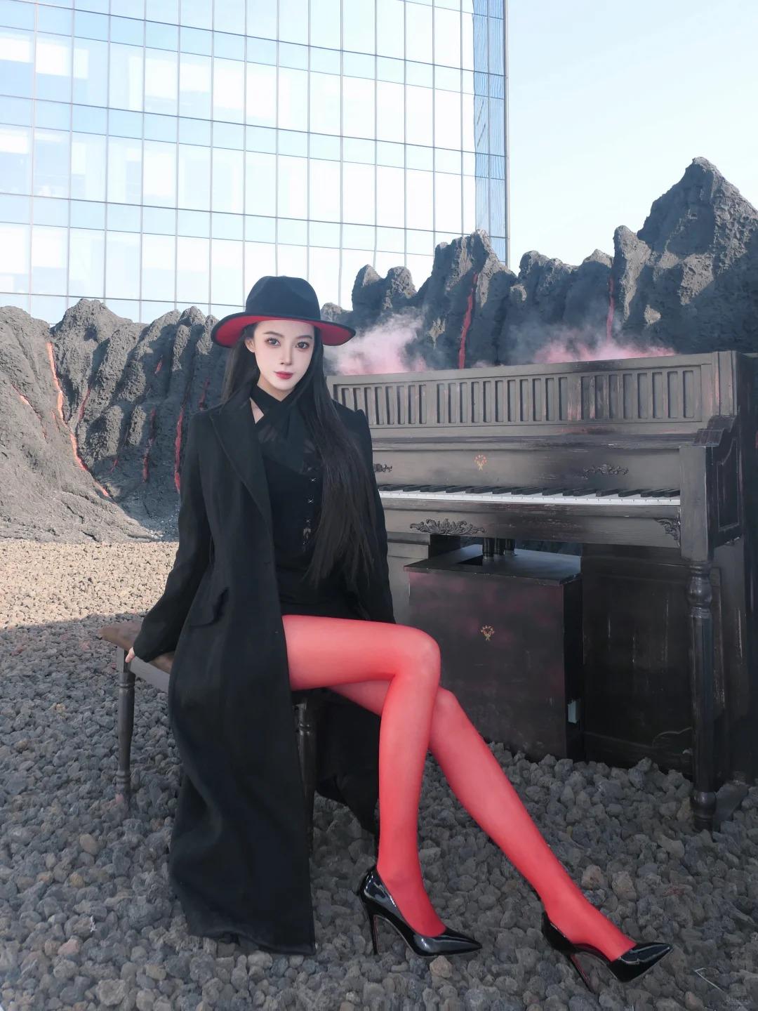 黑色大衣+内搭利落又显瘦，红丝一上瞬间点睛，配上红底高跟鞋和红底黑帽，红黑撞色高