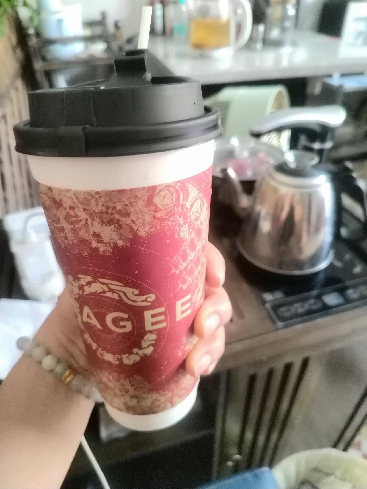 人这一辈子，走过半生才明白，很多东西看似握在手里，其实都未必真正属于你。
 
钱