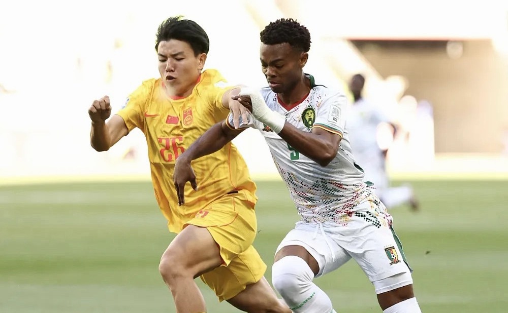 今天下午结束的一场国际友谊赛中，中国队0-2不敌喀麦隆队。赛后中国队中场球员徐彬