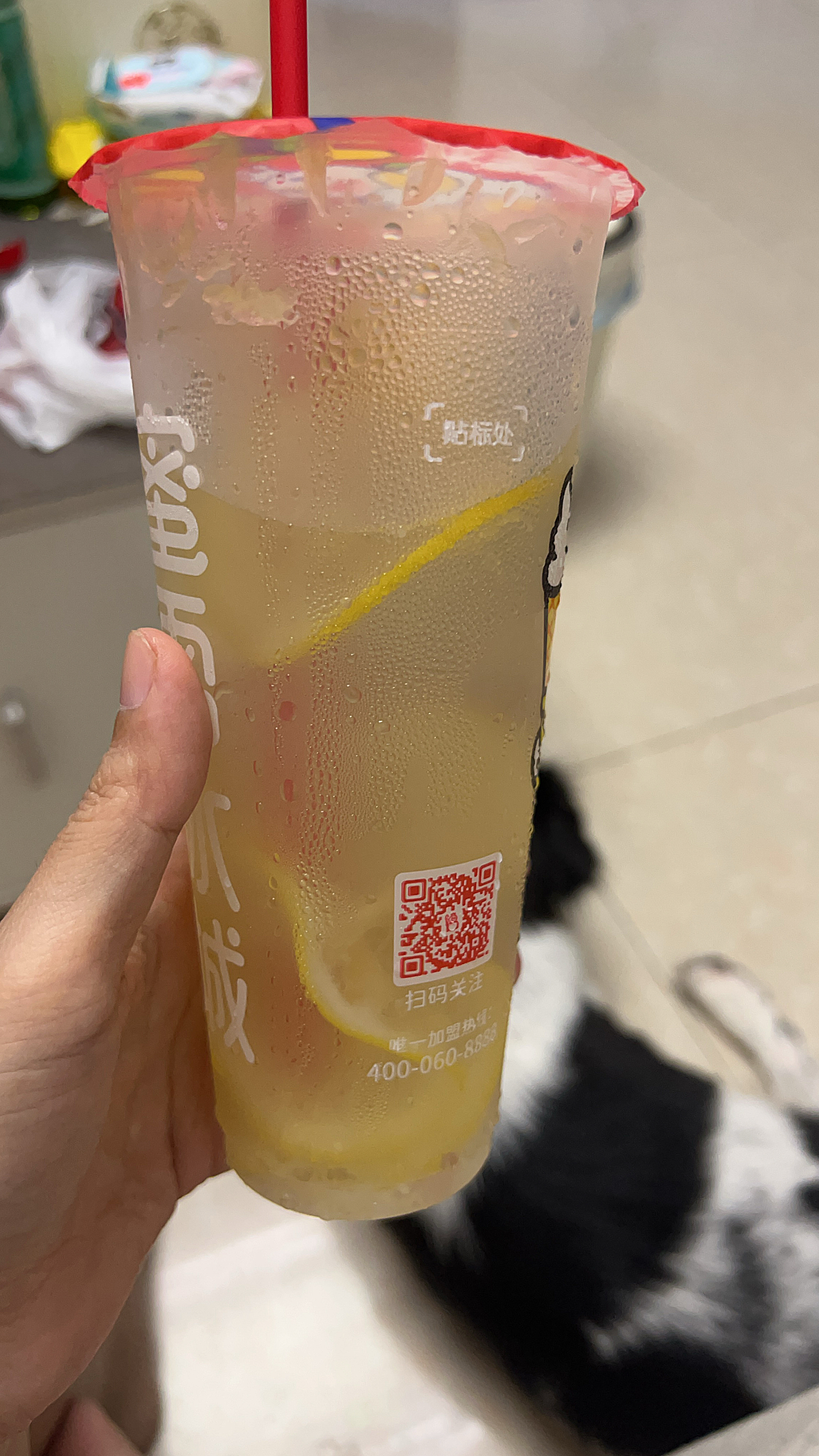 还澄澈的柠檬水里生不出狭隘的爱🤣🤣，就一个解渴的作用，酸拗拗的，4块一杯～～