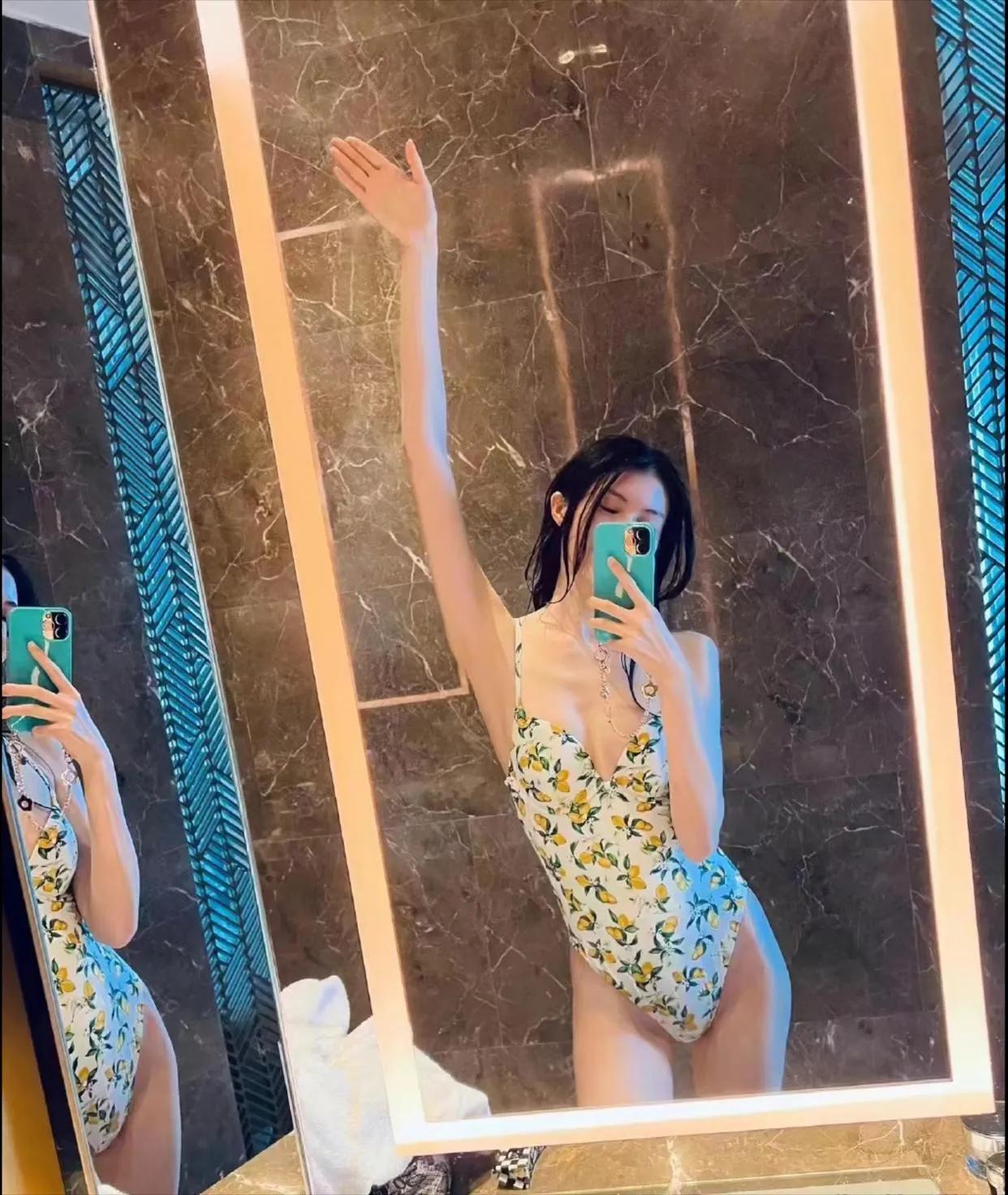 何穗刚胖了一点，就开始对着镜子照啊照。她吃的饭终于不再是浪费了，女生还是胖一点更