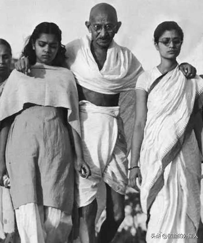 印度圣雄甘地为了锻炼自己禁欲的忍耐力，和自己的孙女、侄媳妇同床共枕，结果每一次都