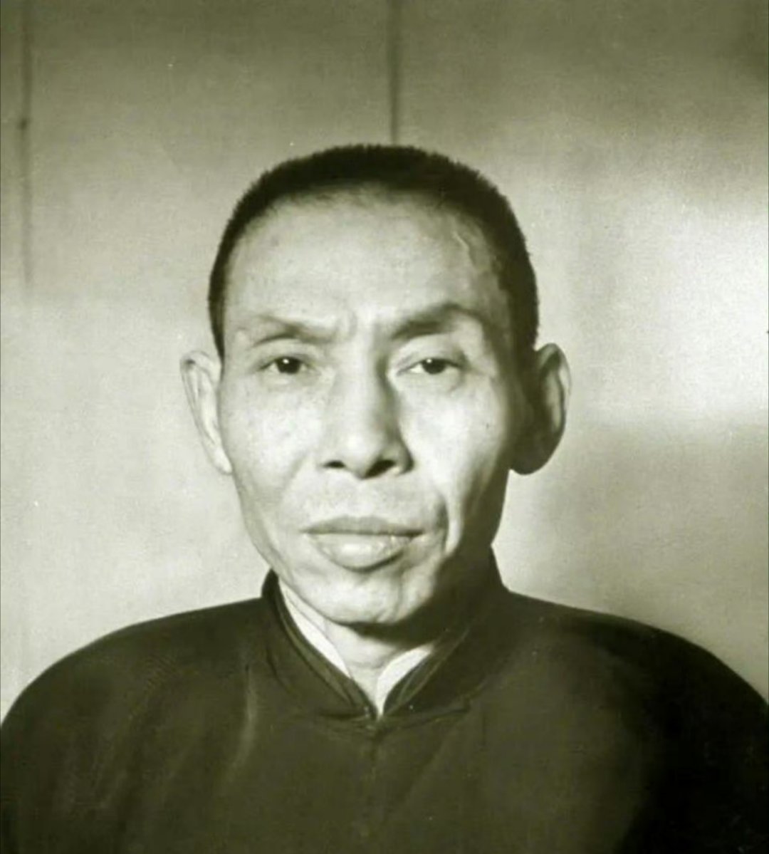 别总想着和别人建立深厚的关系，君子从来不跟任何人走太近。只有小人和废物才喜欢到处