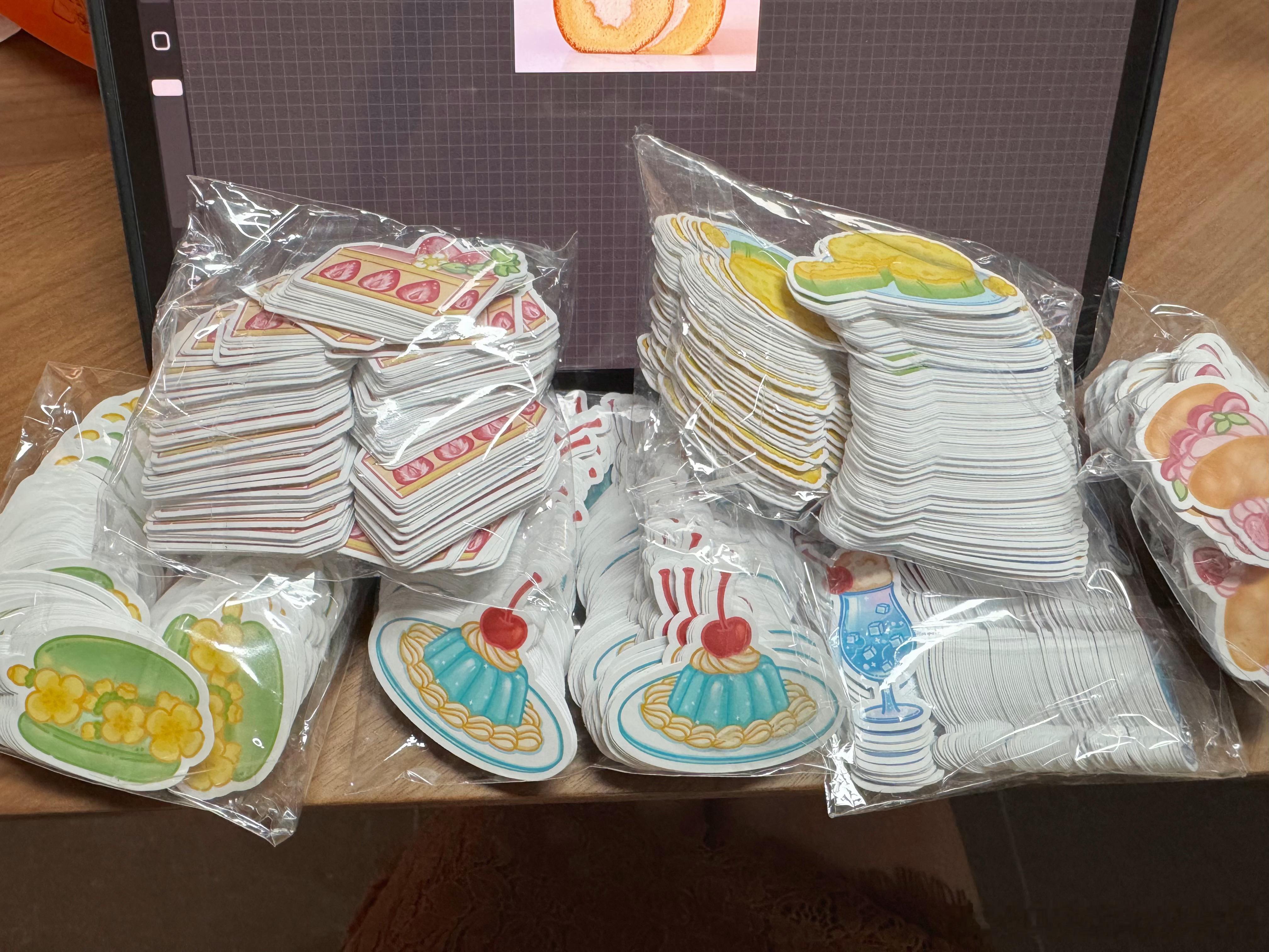 第一批贴纸先拿到了，还是很可爱的嘛[抱一抱] ​​​