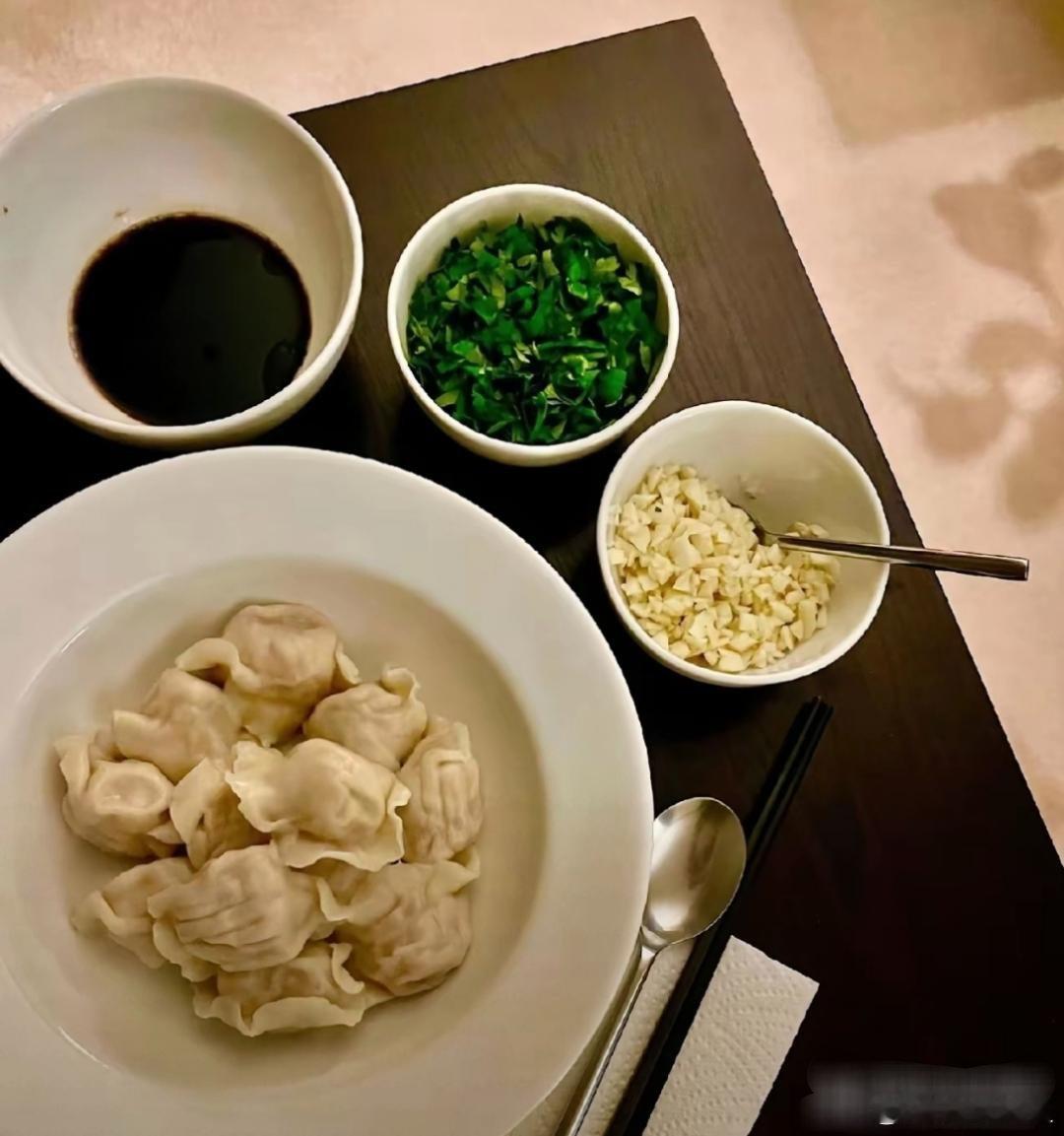 费翔在英国除夕夜，就给自己包了一顿饺子。 