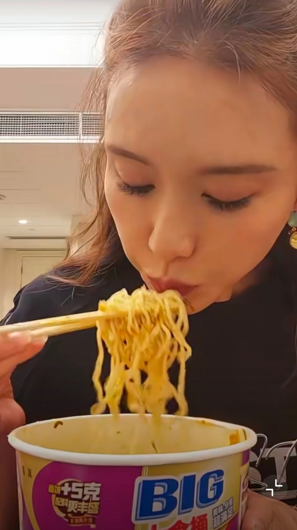 林志玲好爱吃泡面也是和女神吃上同款了[笑cry][笑cry][笑cry]泡面就是