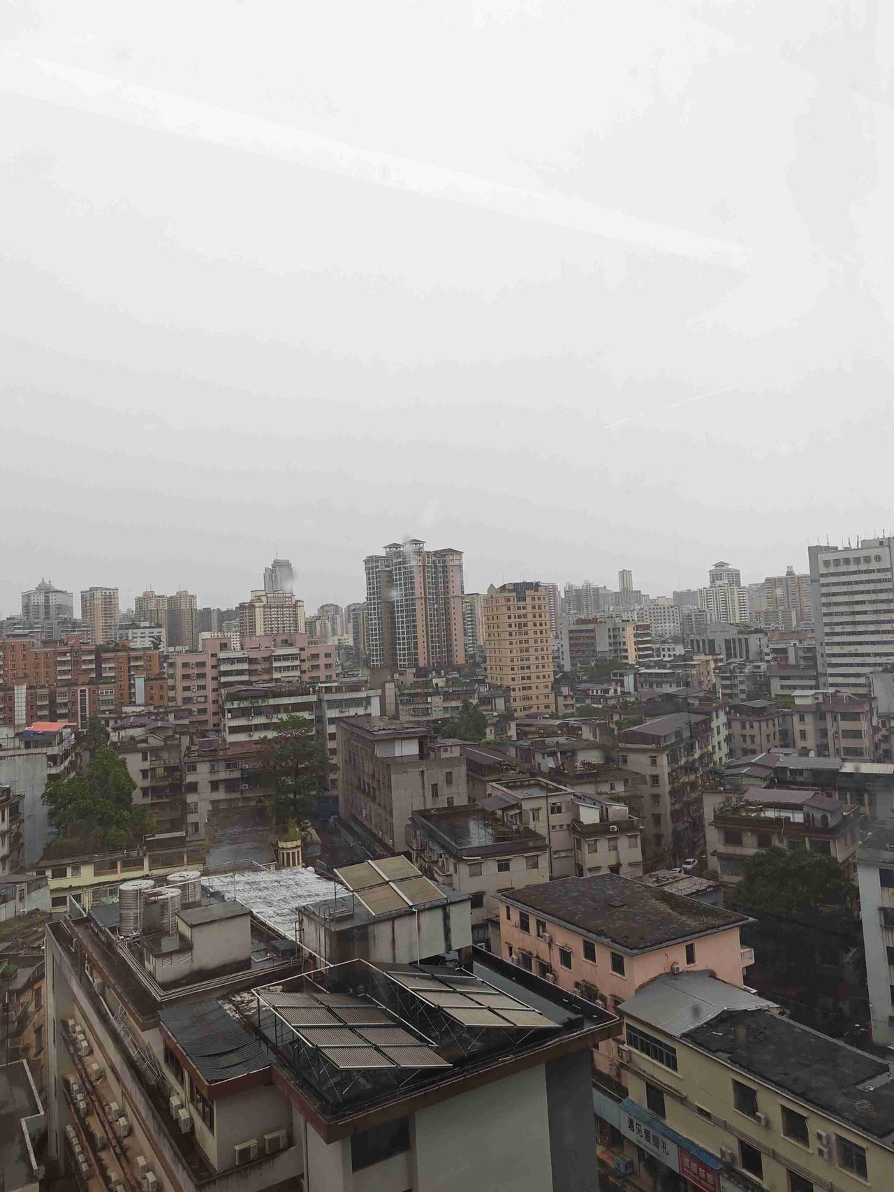 我的今日状态：🏝️旅行度假
我这里的天气：🌧下雨