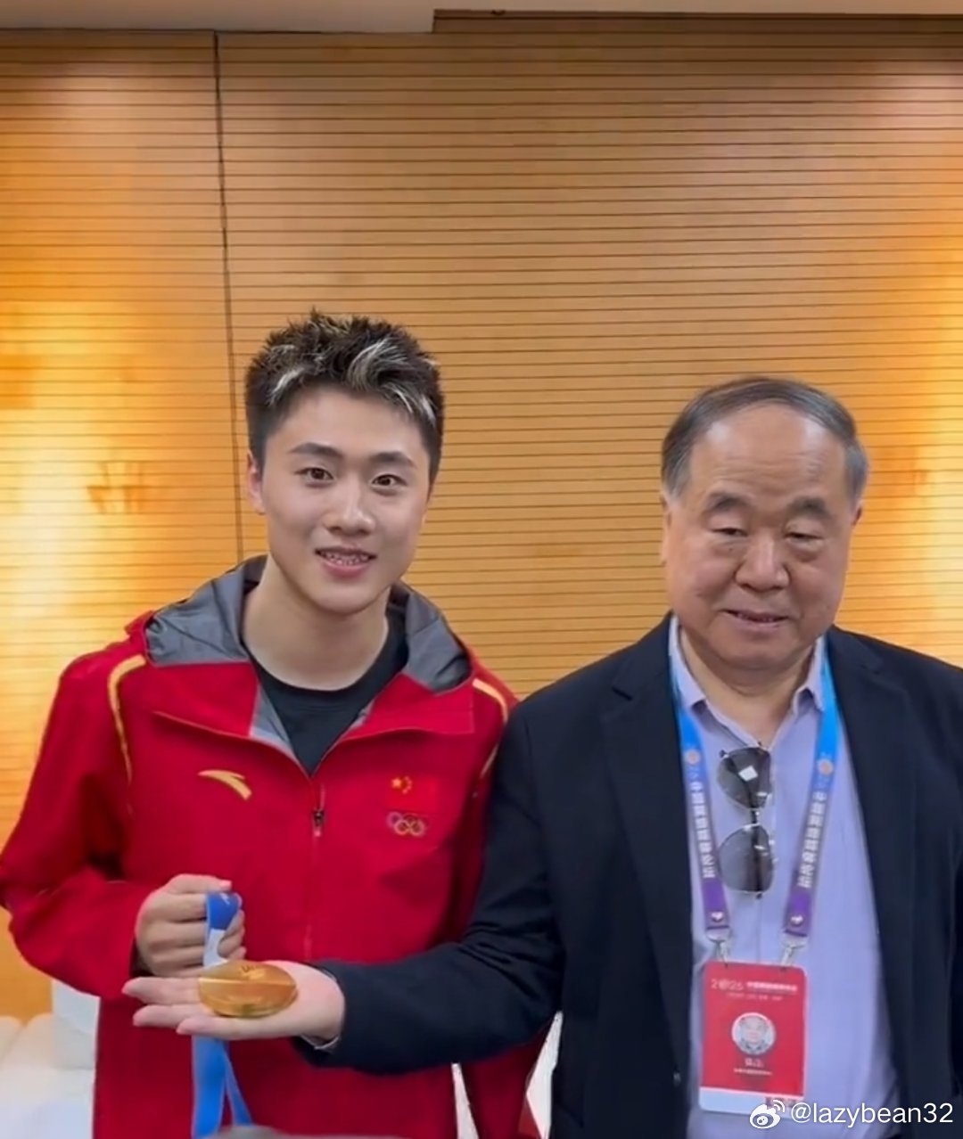 3月29日，中国网络媒体论坛后台，莫言拿起王心迪的金牌掂了掂：“有半斤重吧？”王