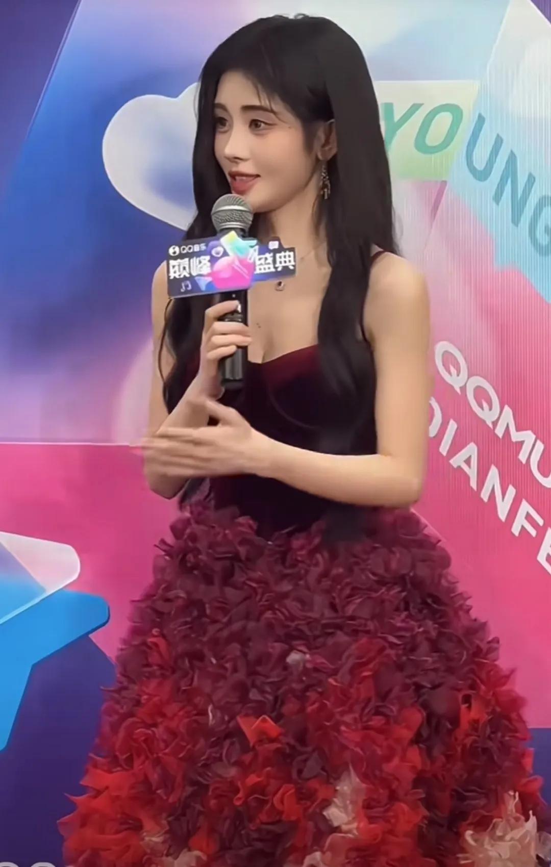 QQ音乐巅峰盛典鞠婧祎采访，鞠婧祎太美了！鞠婧祎其实挺不错的一个女明星，很自律！