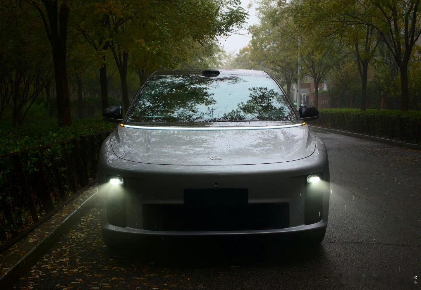 理想汽车11月卖得还不错啊，2025年11月成绩，共交付33,181辆。截至20