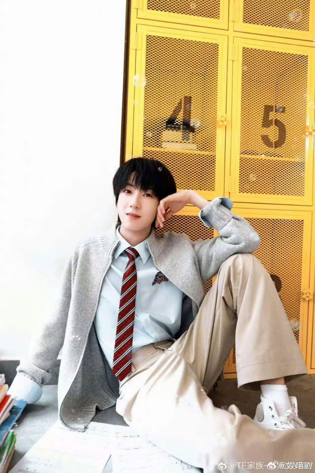 杨博文的第一条角色博在杨博文怀里躲过扫射哥控杨博文演的周扬，连拿球衣挡子弹都自带