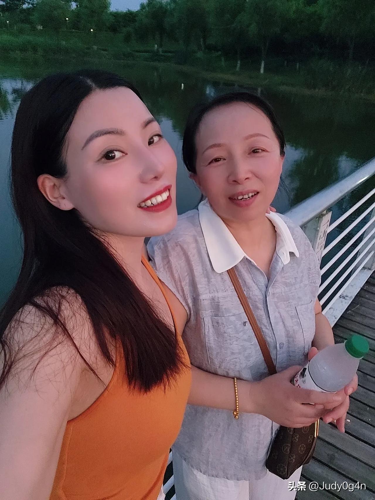 炎热的夏天，十年未见的老同学再次重逢，一句‘好久不见’，让所有沉淀的记忆瞬间鲜活