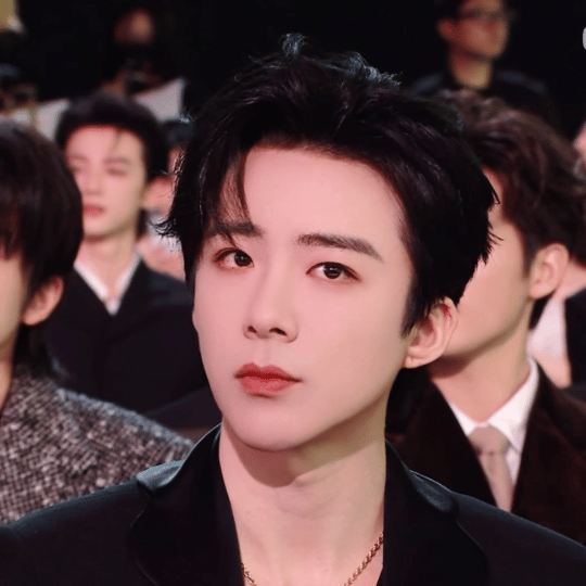 太美了。周末愉快！刘宇宁没带串儿就盘自己 ｜刘宇宁 ｜摩登兄弟