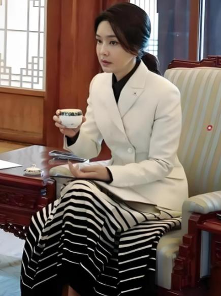 尹锡悦如果真的爱自己的妻子，就应该以认罪的方式跟李在明做交换，自己认罪，换妻子的