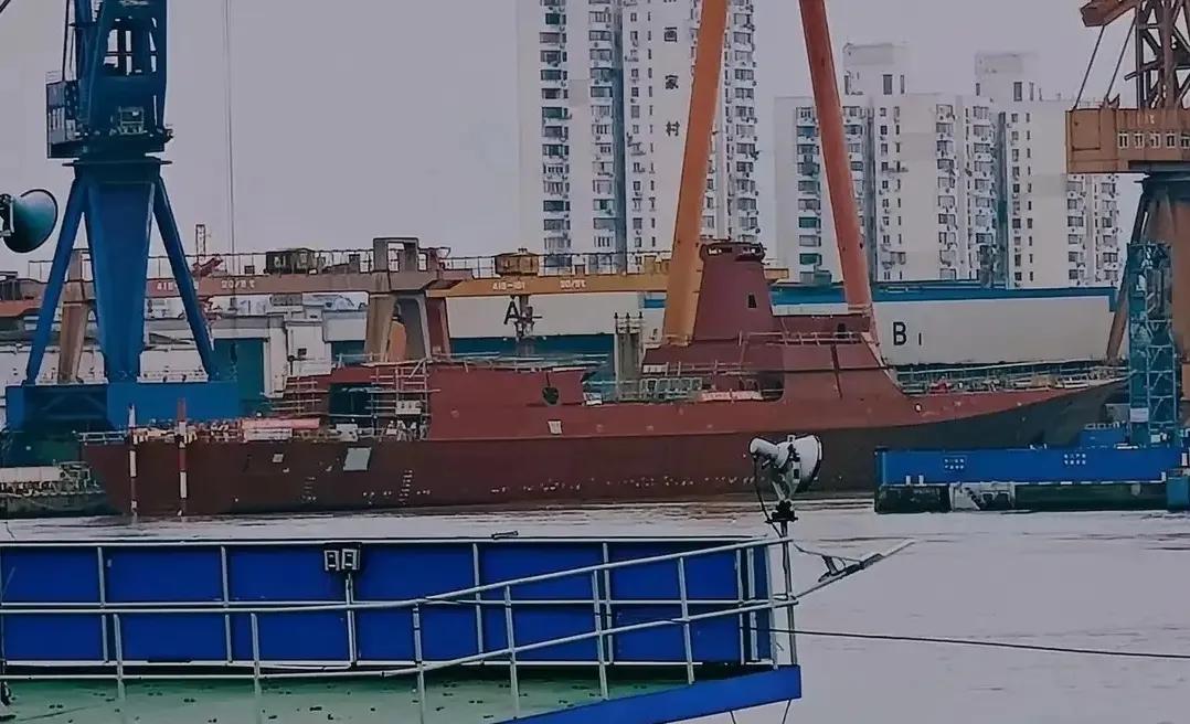 正在建造的054B预计排水量将增加到6000多吨，垂发单元为48具，采用柴燃联合