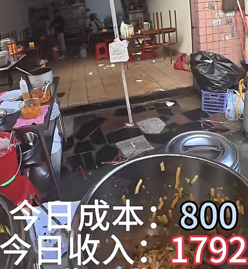 广州3元一份的肠粉，成本800，一天收入1792块

档主早上4点起床磨粉，6点