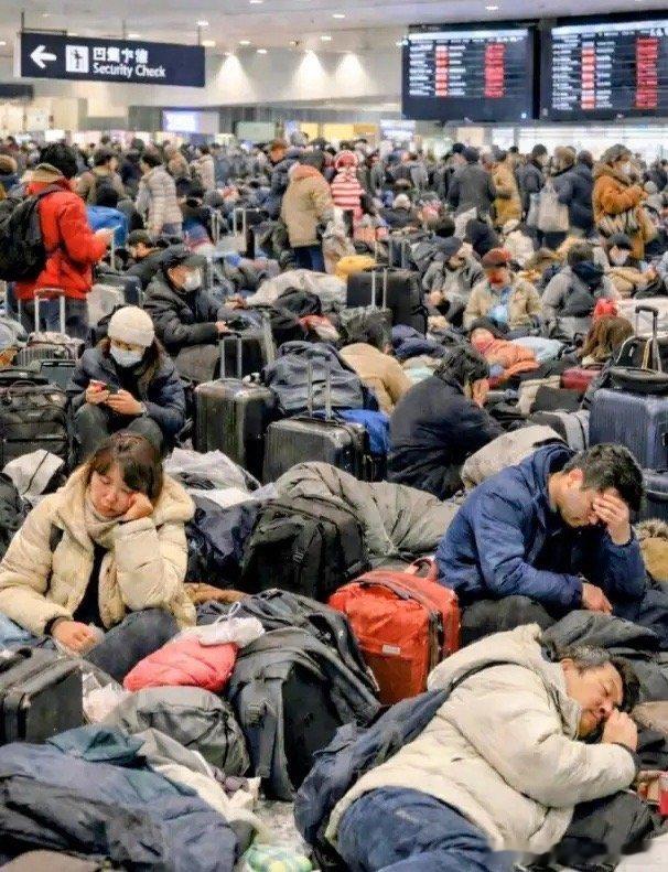 国家反复说不要去日本！非要去！暴雪七千人滞留机场几十小时！北海道新千岁机场因为暴