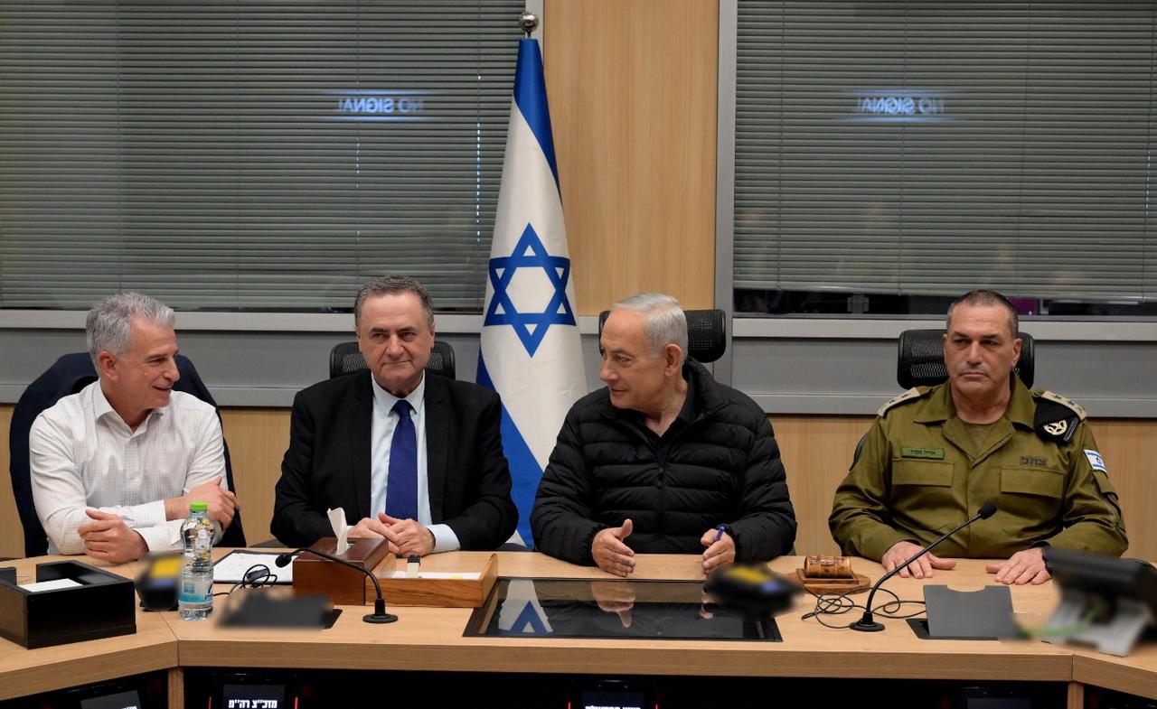 伊朗的反击很猛烈，以色列开始吃不消了，终于给中方打电话了。3月3日，外交部长王毅