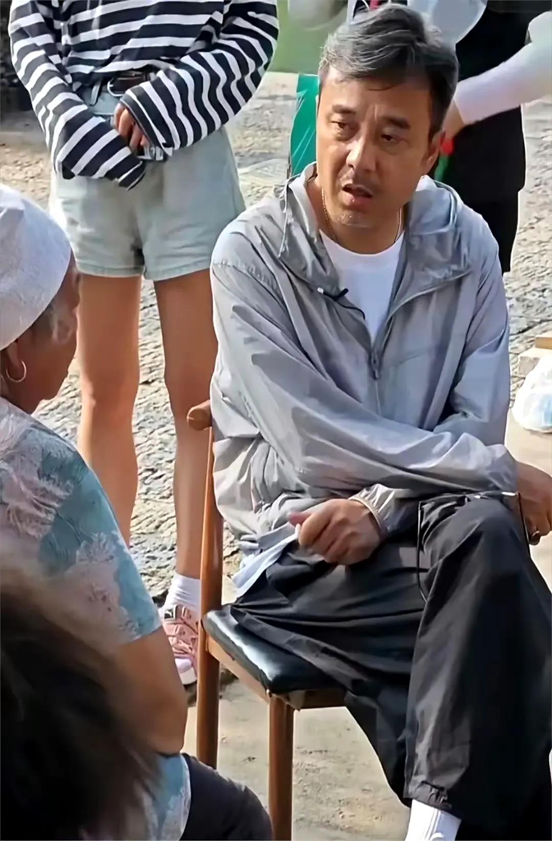 我的妈呀，汪涵去山区录节目，怎么看起来老了这么多，这个样子起码有70岁了！可他今