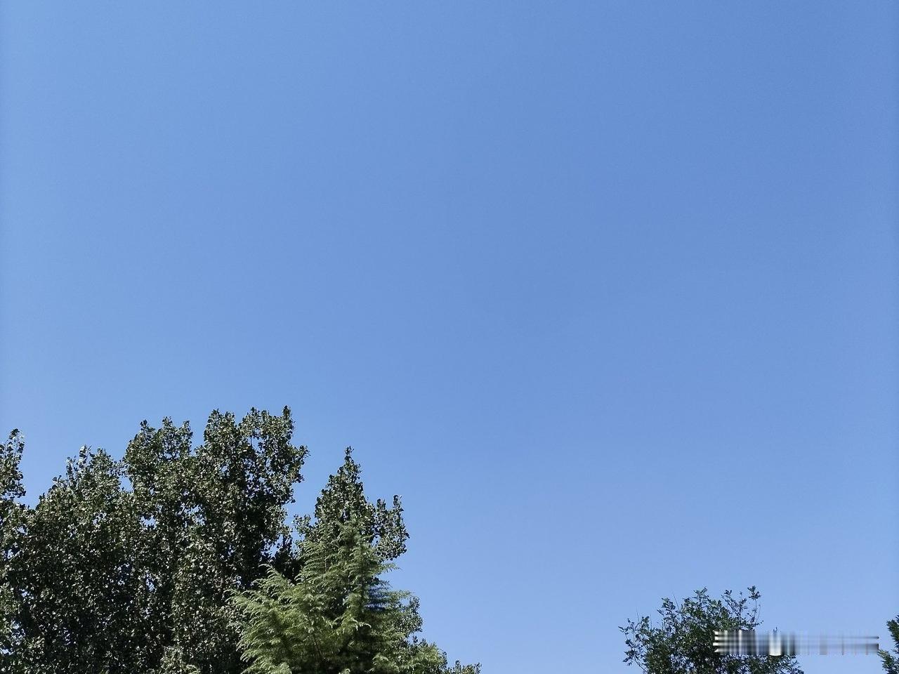 上句：愁愁愁愁容满面，
下句：盼盼盼盼得心安。
你发现了吗？谁发愁并不需要自己说