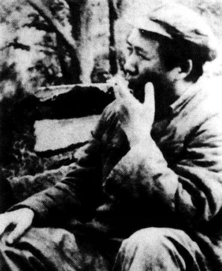 1949年毛泽东前往戏院观看演出时，指着舞台上的一人说：你看，他竟然活脱脱是一副