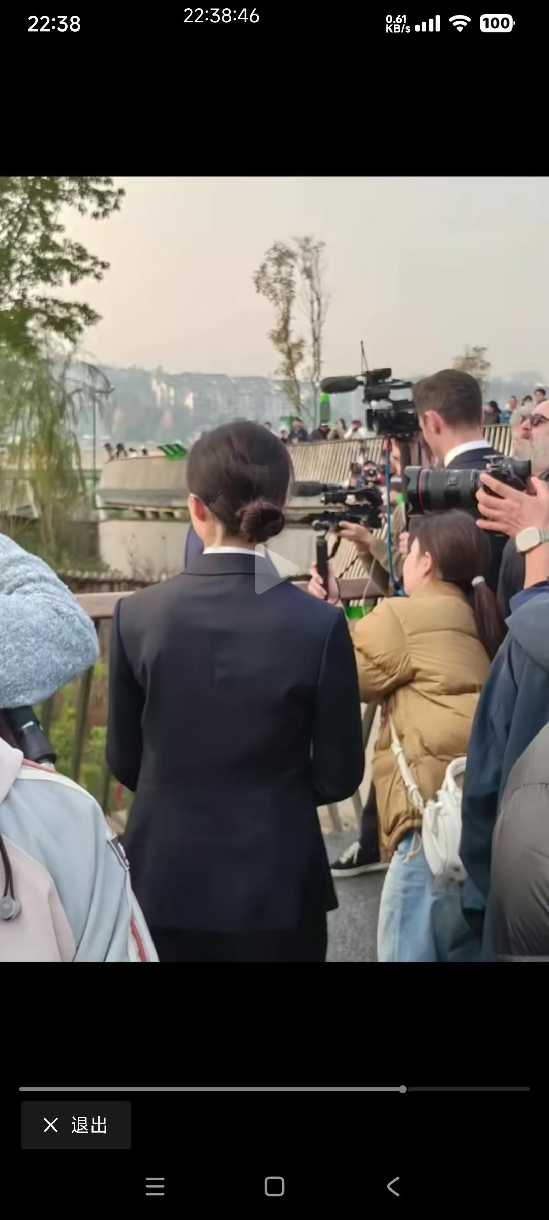 身穿西装的闫月霞，中国顶级女保镖，背影看起来并不强壮，还给人感觉很瘦弱！

网友