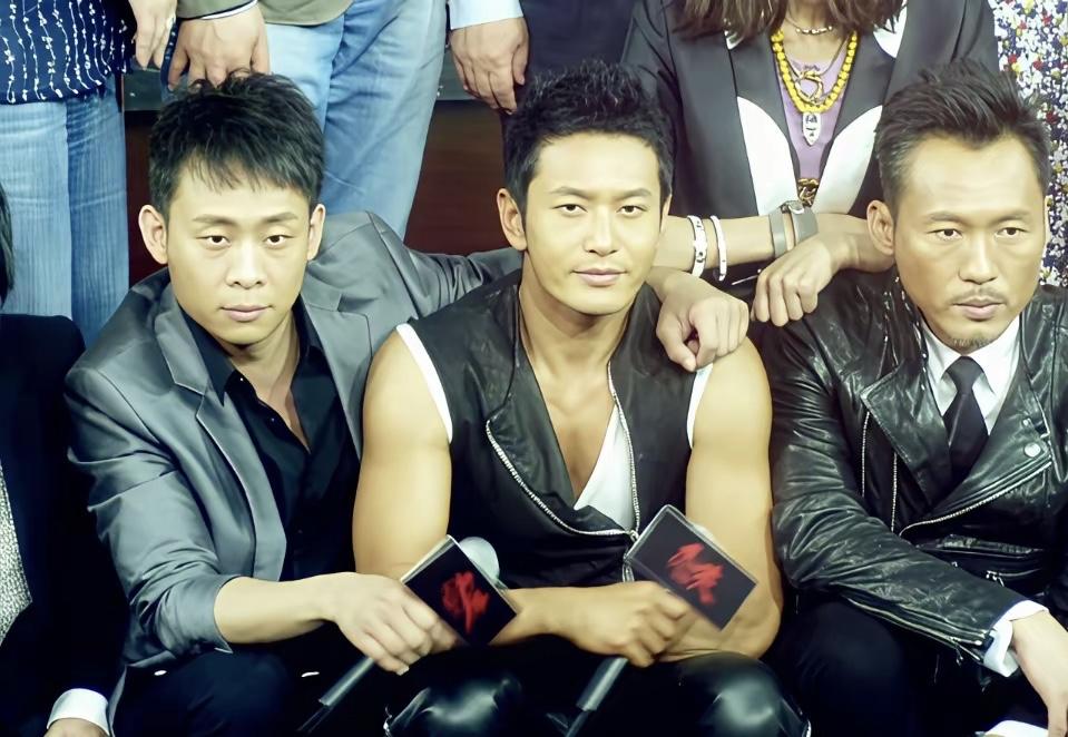 2012年，黄晓明与张译为电影《匹夫》路演时的合影。

黄晓明为塑造悍匪首领“方