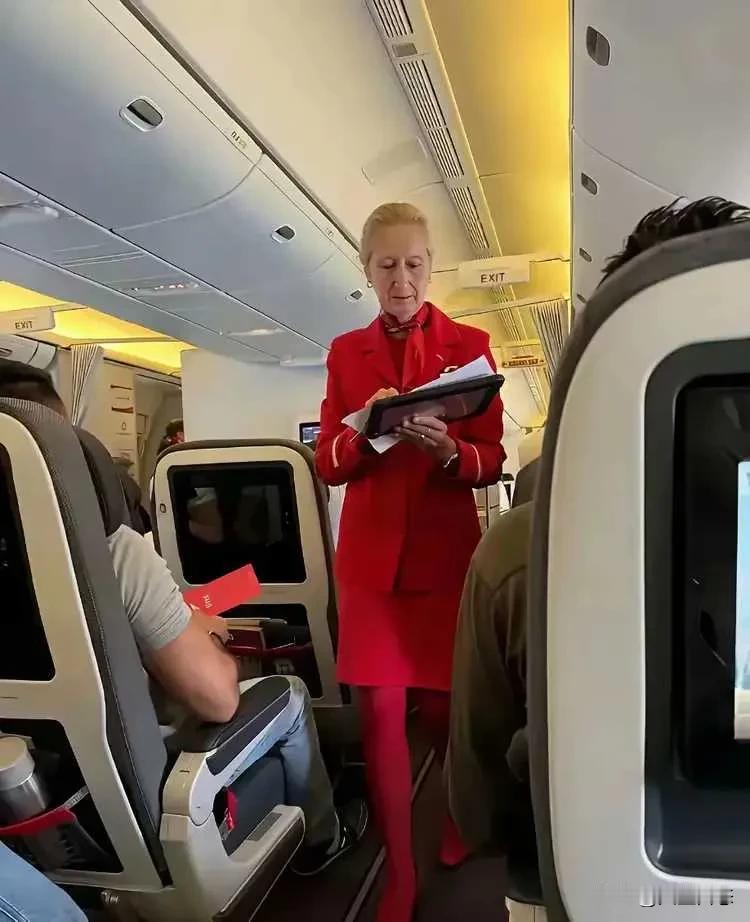 坐了那么多次飞机，第一次见到年龄这么大的空姐？

国外的选择标准不一样吗？
