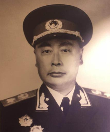 欧阳毅晚年在京，陈毅之子陈昊苏登门拜访。一进门，95岁的老将军盯着来客看了半晌，