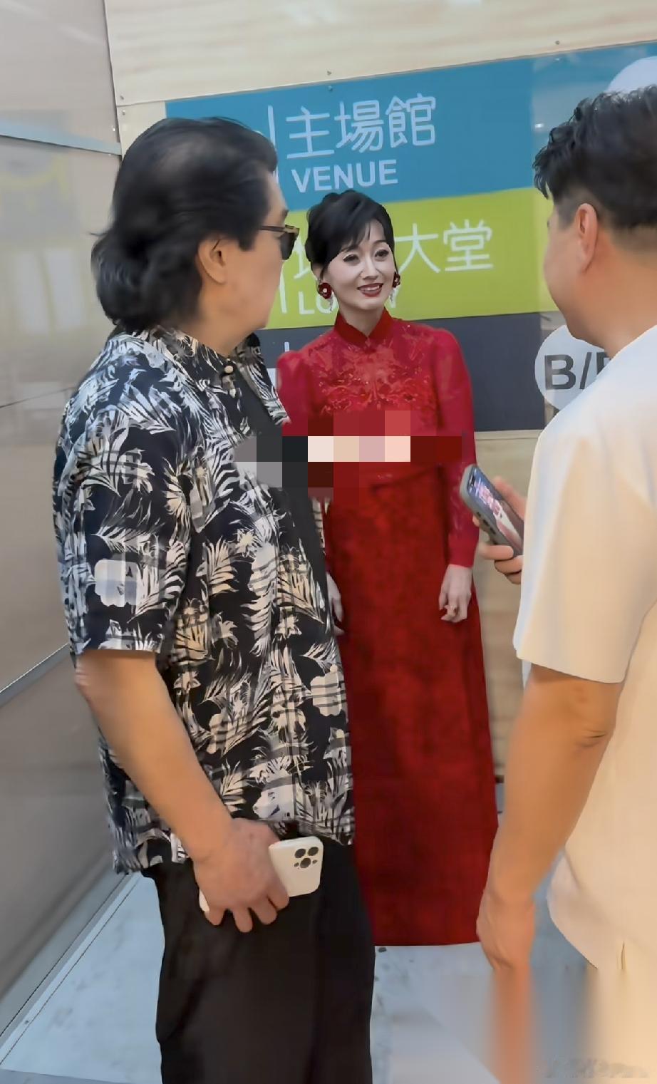 6月12日晚上，赵雅芝参加完米雪的演唱会之后，和老公黄锦燊一起出来坐电梯，黄锦燊