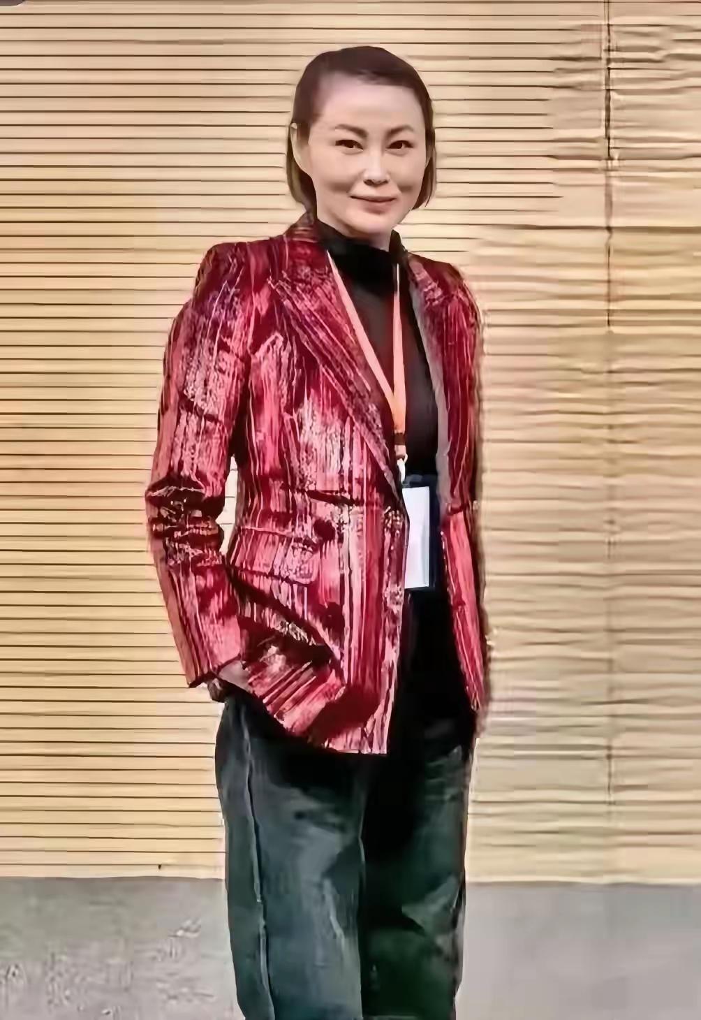 端详许久，这不正是《水浒传》里的潘金莲嘛！昔日的潘金莲风情万种，如今却已然化身成