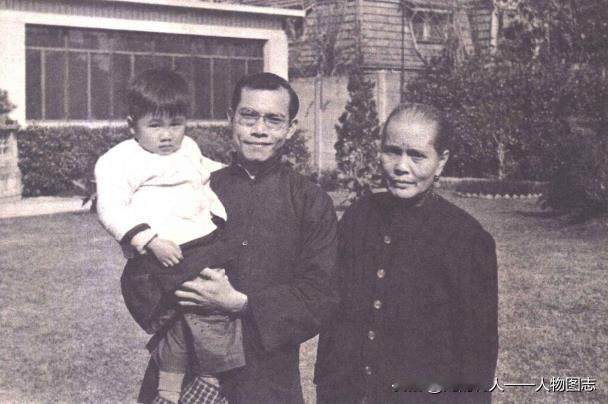 1946年夏，李济深上庐山见蒋介石，夫人周月唧、儿子李沛金等人陪同前往。图为李沛