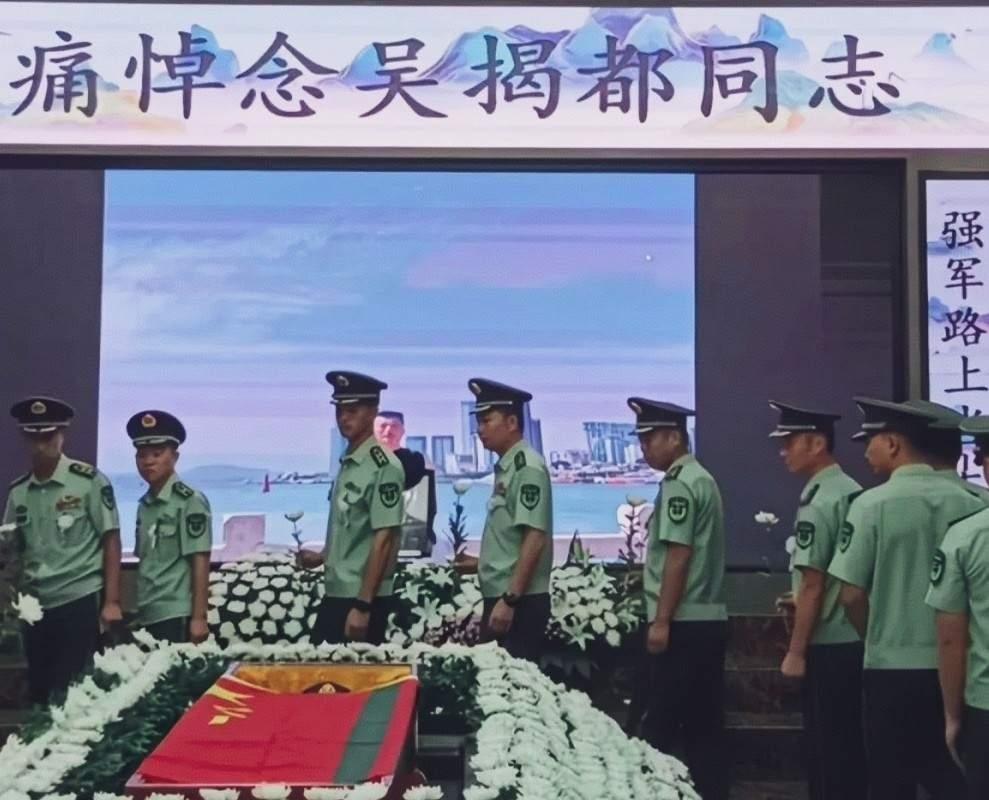 没想到认识你是以这样残忍的方式！
 
当"雪豹突击队队员吴揭都训练中英勇牺牲"的
