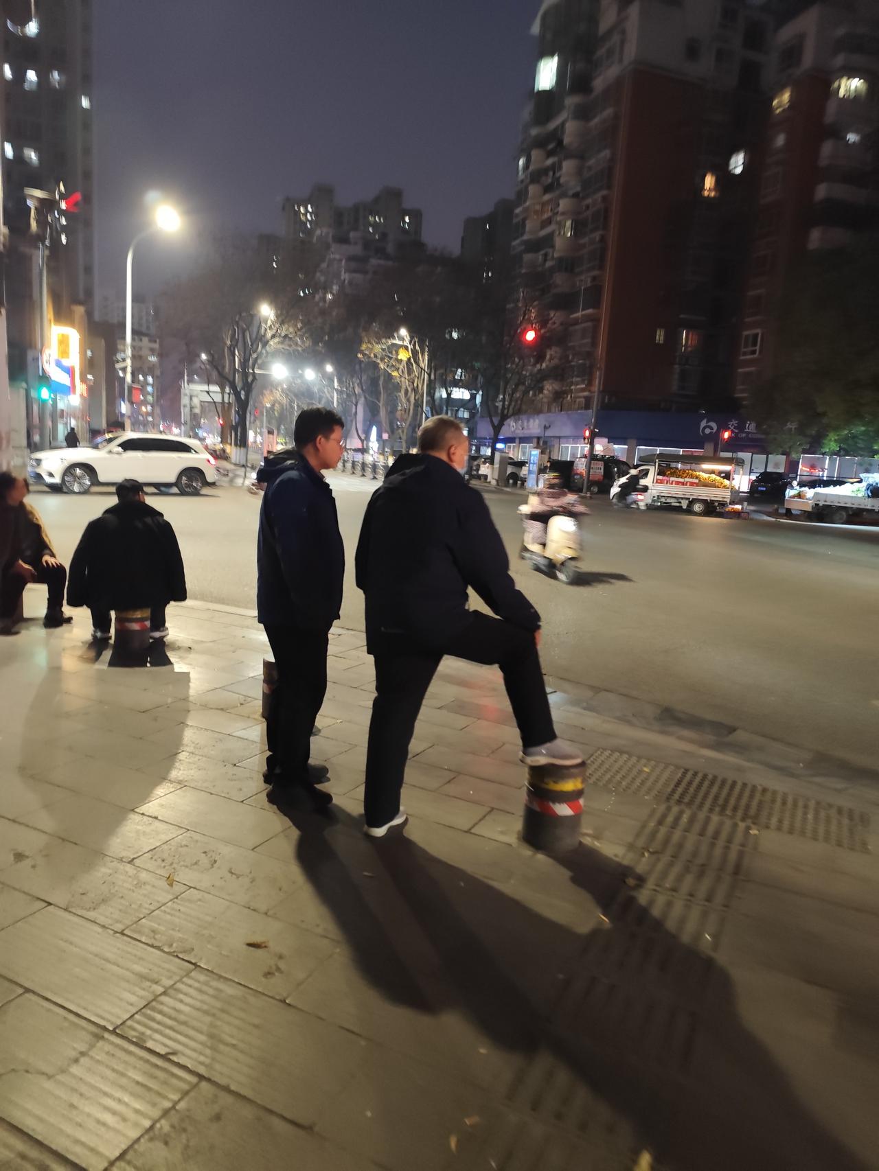 如何解决水博士、水硕士的问题?长得端正一点，打扮的像点人样，英语流利的话当导游吧