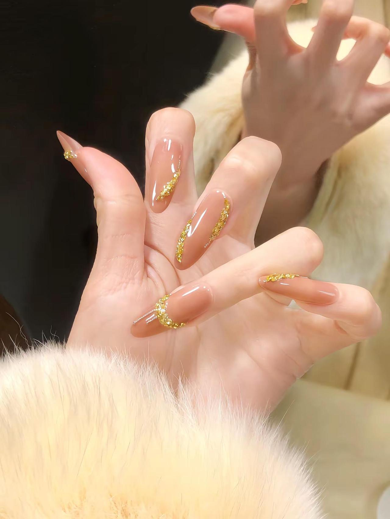 来了来了！您的新年美甲来了～✨✨✨。新年美甲 新年美甲安排上了 金色美甲 高级感