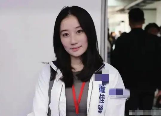 郑丽文率国民党14人代表团访陆，团队里最受关注的莫过于30岁的国际事务部主任董佳