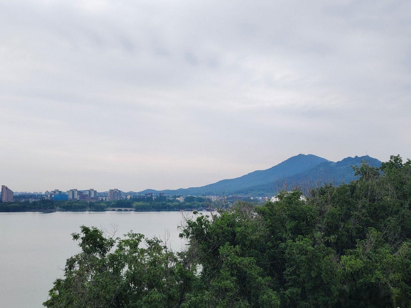 城墙免费日，从太平门走到神策门，一路湖光山色，风景绝佳，游人很多，解放门往玄武门