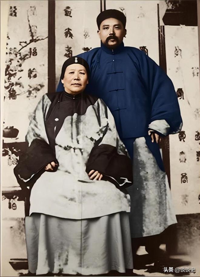 1902年，山东巡抚袁世凯扶生母灵柩回乡安葬。嫡兄袁世敦拦在祖坟外，当众冷斥：“