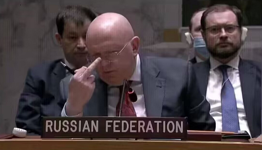 美国在联合国说要求中国和俄罗斯裁撤军队，缩减军备，销毁核武器，要进行军控。针对美