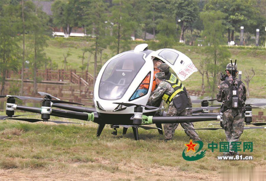 广西贺州军分区组织抗洪救援演练，出动了一款无人机，由地面人员操控，可以克服地（水