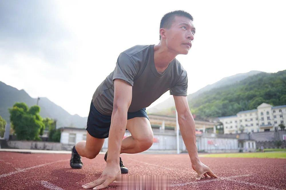 #前线熄灯号[超话]##军营晚点名##人民前线# 有梦想就去追逐有目标就该坚持晚