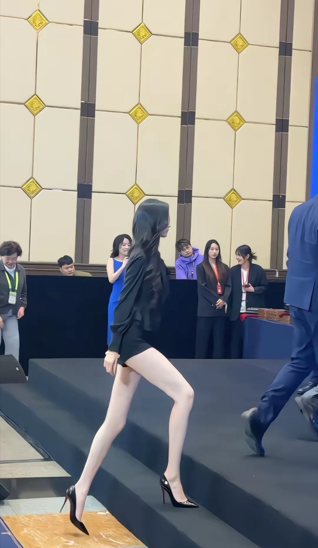 “在座的各位军师这种该怎么追～” 